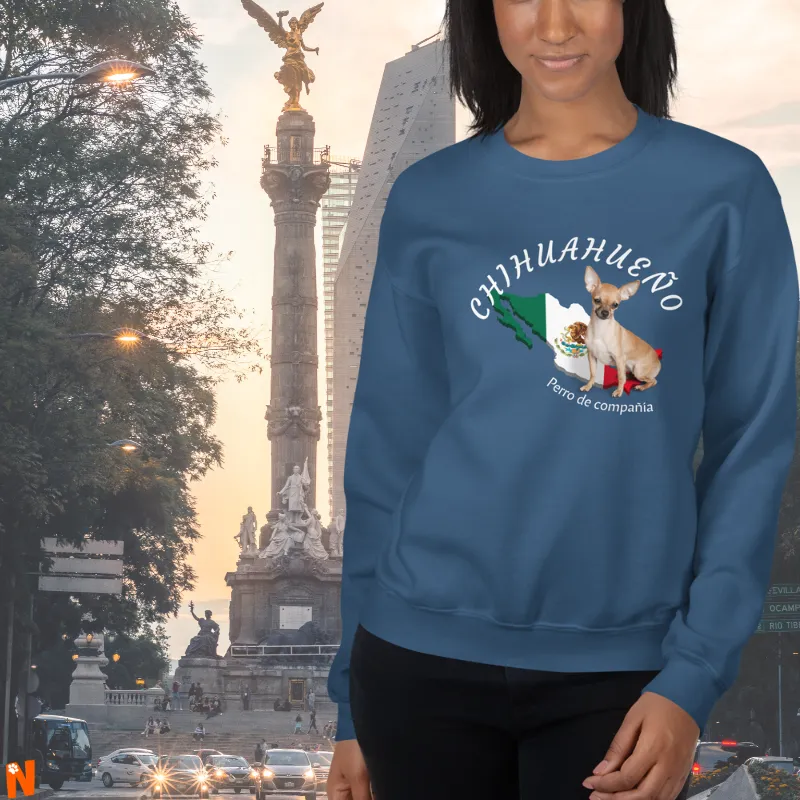 Mujer con un suéter (sweatshirt) color azul con la foto de un perro Chihuahueño (Chihuahua) de pelo corto color crema, sobre el mapa de México, con el nombre de su raza en letras grandes color blanco, sobre la foto del Ángel de la Independencia de México.