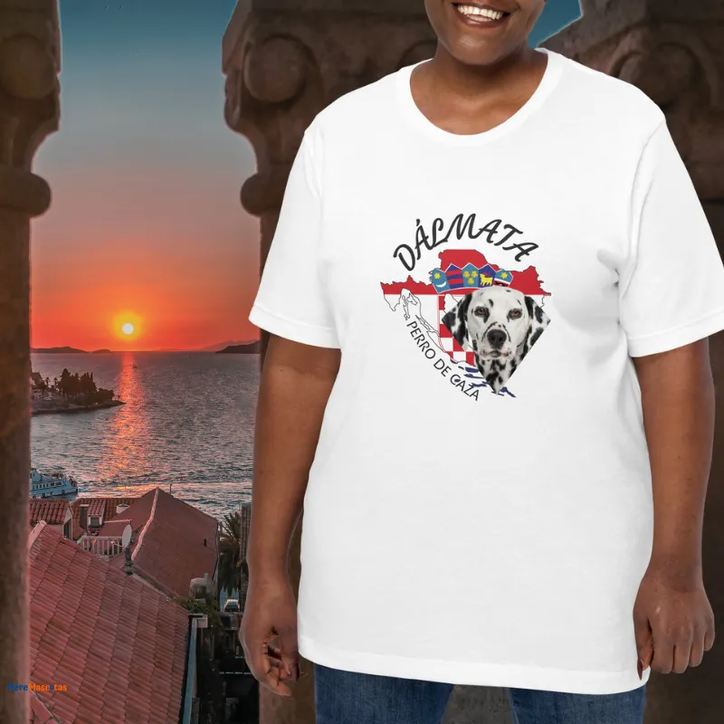 Perro Dálmata manchas negras, sobre el mapa de Croacia, en una camiseta (t-shirt) blanca