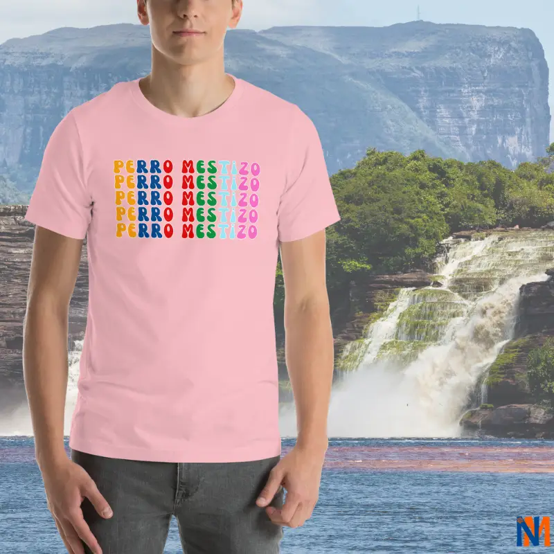 Camiseta rosada con la palabra perro mestizo en letras de colores, de fondo la foto de Canaima, en Venezuela.